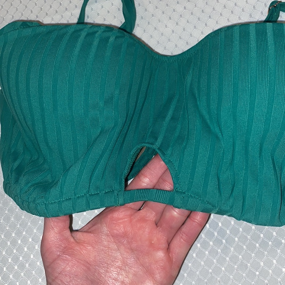 Shade and Shore 34 D green bikini top, adjustable straps & 3 back closure slots